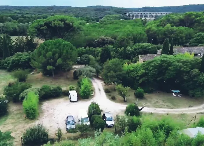 Aux Berges Du Pont Du Gard