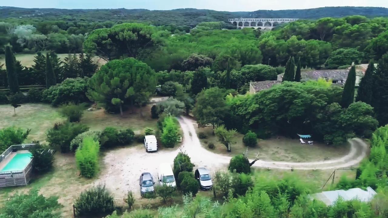 Aux Berges Du Pont Du Gard